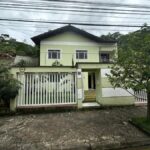 Encantadora Casa no Bairro Horto: Espaço, Conforto e Lazer Aguardam por Você