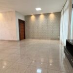 Espaçoso Apartamento de 3 Quartos com Suíte, Escritório e 3 Vagas de Garagem em Cidade Nobre