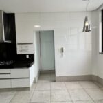Espaçoso Apartamento de 3 Quartos com Suíte, Escritório e 3 Vagas de Garagem em Cidade Nobre