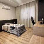 Prédio de 4 Residências: Uma unidade por andar –  Investimento com ótimo retorno na locação