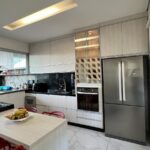 Prédio de 4 Residências: Uma unidade por andar –  Investimento com ótimo retorno na locação