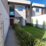 Casa Geminada de Alto Padrão com 3 Quartos, Suíte com Sacada, 3 Vagas de Garagem e Área Gourmet – Bethânia