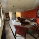 Residência Espaçosa de Dois Pavimentos com Acabamento Refinado e Ampla Área de Lazer em Heliópolis, BH