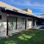 Residência Elegante: 3 Suítes, Piscina com Deck e Energia Solar – Porteira Fechada – Guaratiba