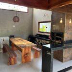 Residência Elegante: 3 Suítes, Piscina com Deck e Energia Solar – Porteira Fechada – Guaratiba