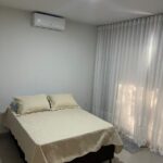 Residência Elegante: 3 Suítes, Piscina com Deck e Energia Solar – Porteira Fechada – Guaratiba