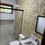 Residência Elegante: 3 Suítes, Piscina com Deck e Energia Solar – Porteira Fechada – Guaratiba