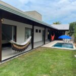 Residência Elegante: 3 Suítes, Piscina com Deck e Energia Solar – Porteira Fechada – Guaratiba